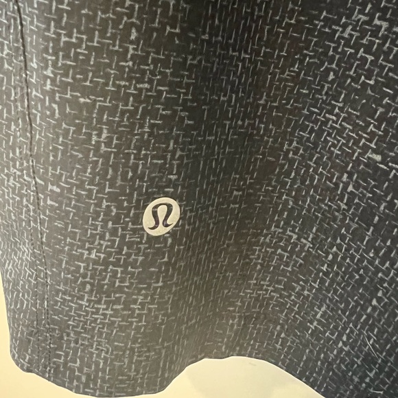 Lululemon Black & Gray Patterned Shorts - Picture 4 of 6